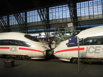 Twinned ICE trains in Koln Hbf